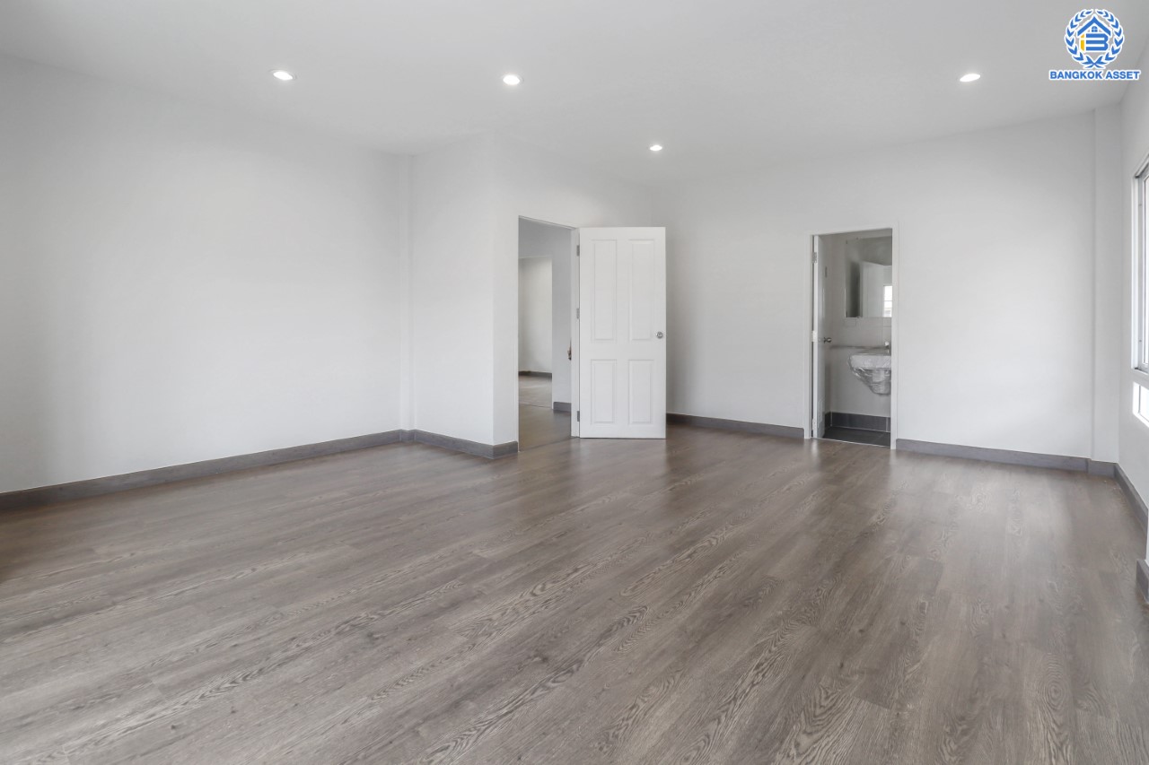 บ้านมือสองตกแต่งใหม่ สไตล์โมเดิร์น ม.สกาย ดอนเมือง-สรงประภา หลังใหญ่ เนื้อที่ 52 ตร.ว. ฟังก์ชัน 3 ห้องนอน 3 ห้องน้ำ 2 ที่จอดรถ บนทำเลดีที่สุด! เข้า-ออกได้ทั้งถ.แจ้งวัฒนะ และสรงประภา ใกล้สนามบินดอนเมือง, ทางด่วนศรีสมาน และรถไฟฟ้าสายสีแดง (สายอนาคต) "สถานีดอนเมือง"